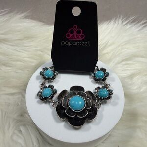 🩷5/$10 Paparazzi Silver and Blue Floral bracelet